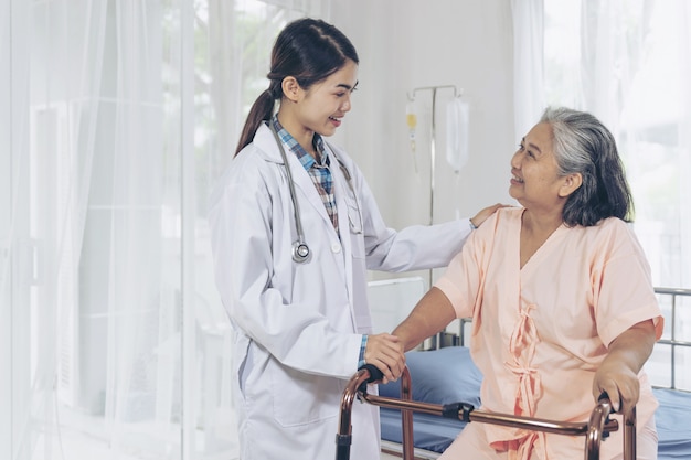 Kostenloses Foto der arzt ist gut aufgehoben, um ältere patienten im krankenhausbett zu versorgen. patienten fühlen sich glücklich - medizinisches und medizinisches konzept