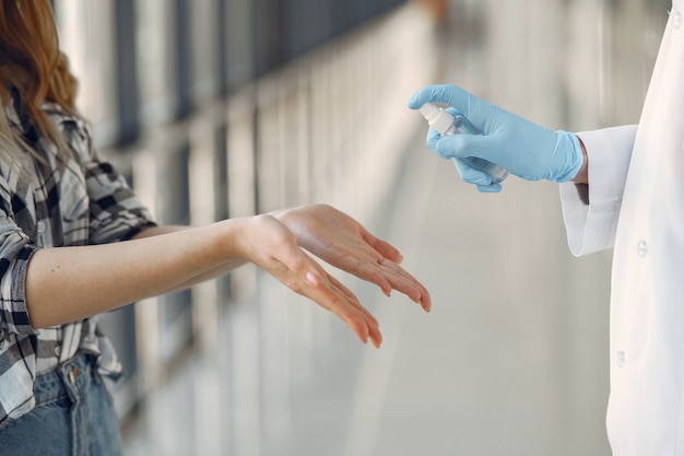 Kostenloses Foto der arzt sprüht dem patienten das antiseptikum auf die hände