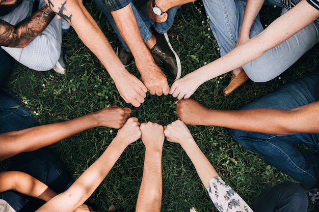 Kostenloses Foto diverse leute machen einen fauststoß im park