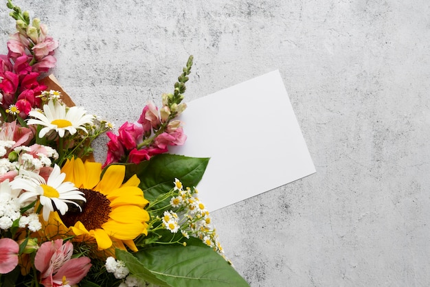 Kostenloses Foto draufsicht auf blumen mit leerer karte