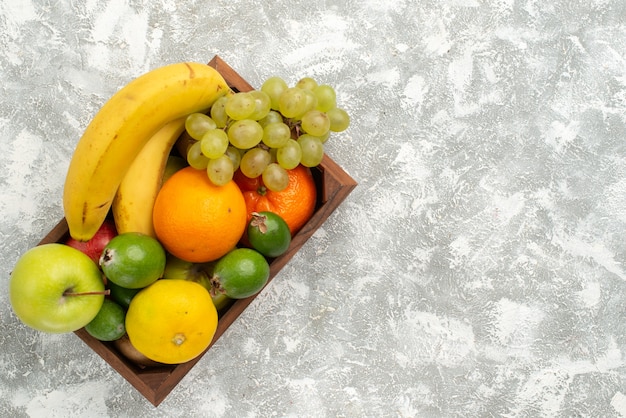 Kostenloses Foto draufsicht frische fruchtzusammensetzung bananentrauben und feijoa auf weißem hintergrundfrucht milde vitamingesundheit frisch