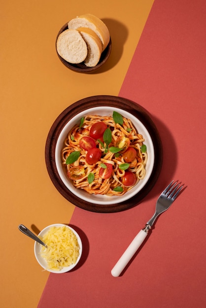 Kostenloses Foto draufsicht leckere pasta mit tomaten