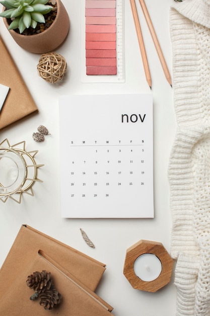 Draufsicht November Kalender und Pflanze