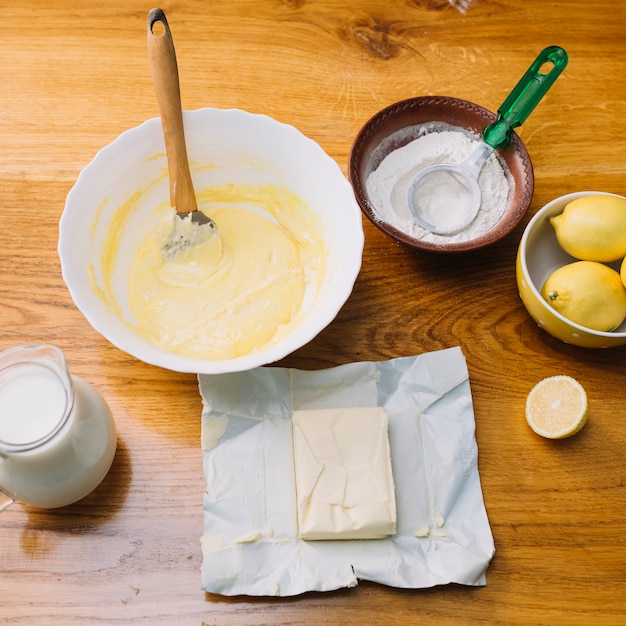 Kostenloses Foto draufsicht von frischen bestandteilen für die herstellung der torte auf holztisch