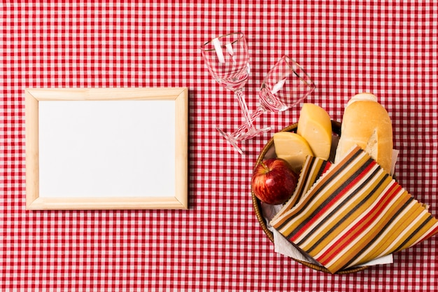 Kostenloses Foto draufsichtpicknickzusammenstellung nahe bei leerem rahmen