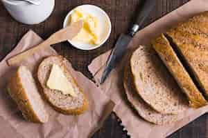 Kostenloses Foto draufsichtscheiben brot mit butter und messer