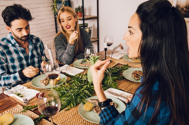 Kostenloses Foto drei freunde beim abendessen