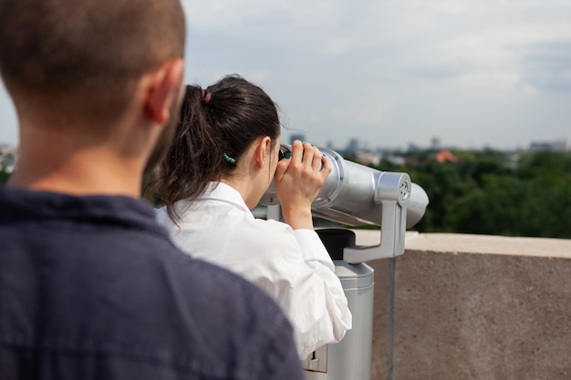 Kostenloses Foto ehepaar feiert beziehungsjubiläum am gebäudeturm