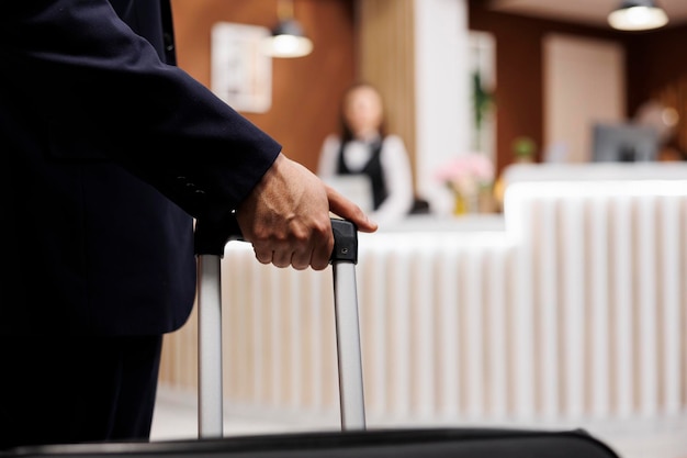 Kostenloses Foto ein geschäftsmann kommt in der hotellobby an.