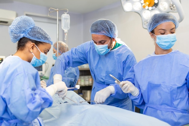 Kostenloses Foto ein team von chirurgen kämpft ums leben für eine echte operation für echte emotionen das team der intensivpflege kämpft um das leben des patienten saving life der kampf ums leben