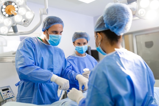 Kostenloses Foto ein team von chirurgen kämpft ums leben für eine echte operation für echte emotionen das team der intensivpflege kämpft um das leben des patienten saving life der kampf ums leben