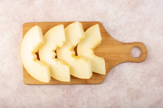 Kostenloses Foto eine draufsicht setzte frische melone weich saftig und süß auf holzschreibtisch gefüttert