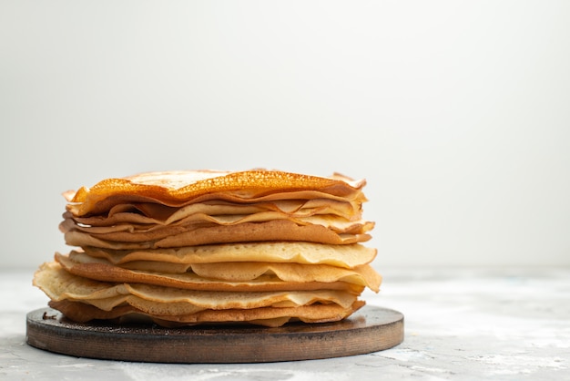 Kostenlose Foto eine vorderansicht köstliche runde pfannkuchen köstliche und gebackene pfannkuchengebäckküche