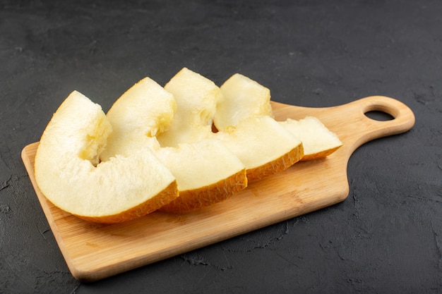 Kostenloses Foto eine vorderansicht setzte frische melone weich saftig und süß auf holz schreibtisch ausgekleidet