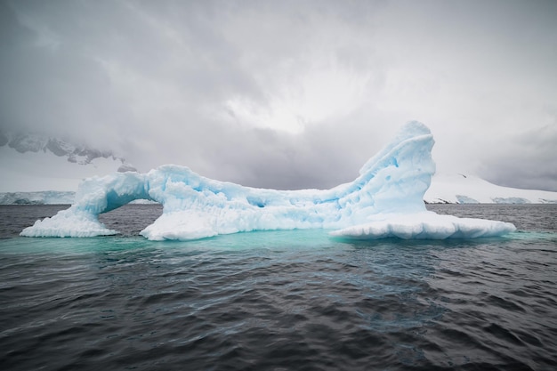 Kostenlose Foto eisberg im meer unter einem bewölkten himmel in der antarktis