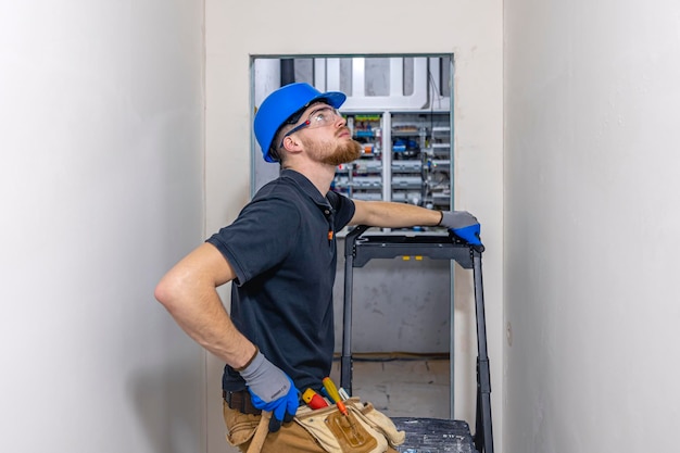 Kostenloses Foto elektriker, der elektrische kabel an der decke des hauses legt