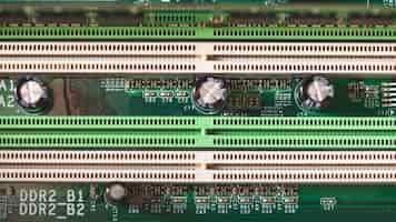 Kostenloses Foto elektronikkomponenten auf modernem pc-computermotherboard mit ram-verbindungsstückschlitz