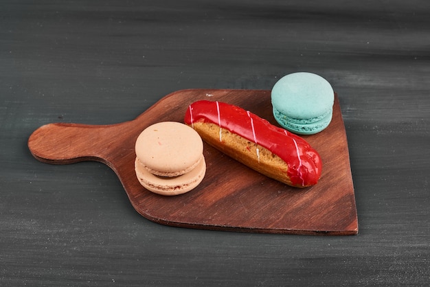 Erdbeer-Eclair mit französischen Macarons.