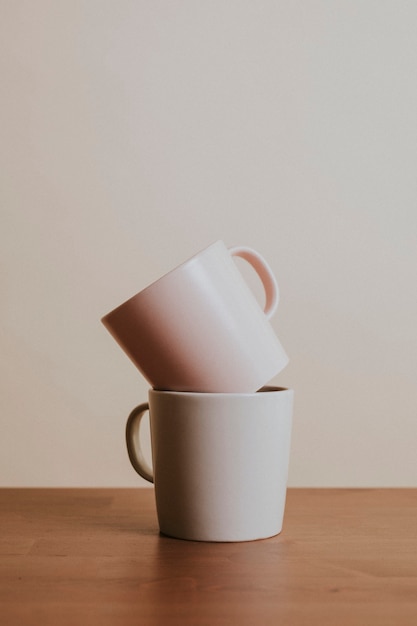 Kostenlose Foto erdfarbene keramik-kaffeetassen auf holztisch