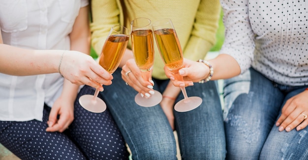 Kostenloses Foto erhöhte gläser mit champagner