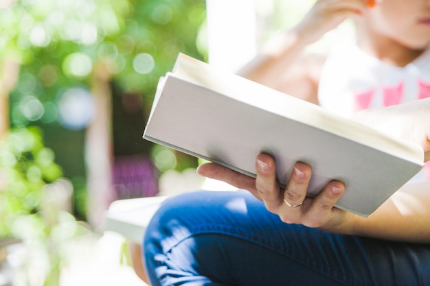 Kostenloses Foto ernte frau hält buch