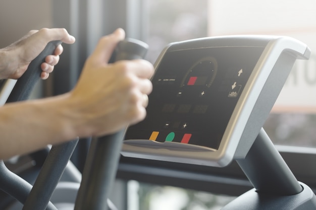 Kostenloses Foto erwachsener mann macht cardio training übungen im gym club