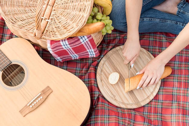 Kostenloses Foto essen auf einer picknickdecke