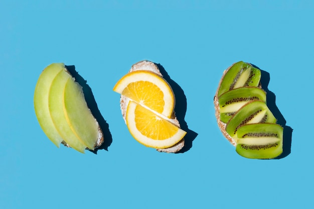 Exotische Frucht der Draufsicht auf Brot auf blauem Hintergrund