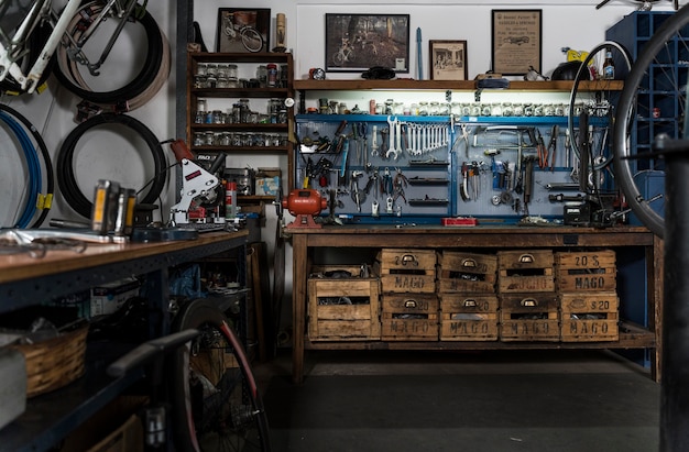 Kostenloses Foto fahrradkreation in der werkstatt