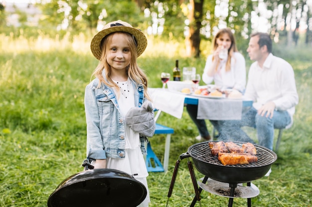 Kostenloses Foto familie macht einen grill in der natur