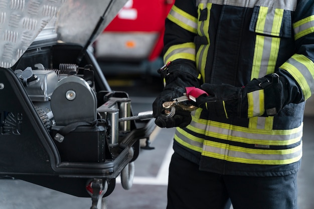 Kostenloses Foto feuerwehrmann mit schutzanzug am bahnhof