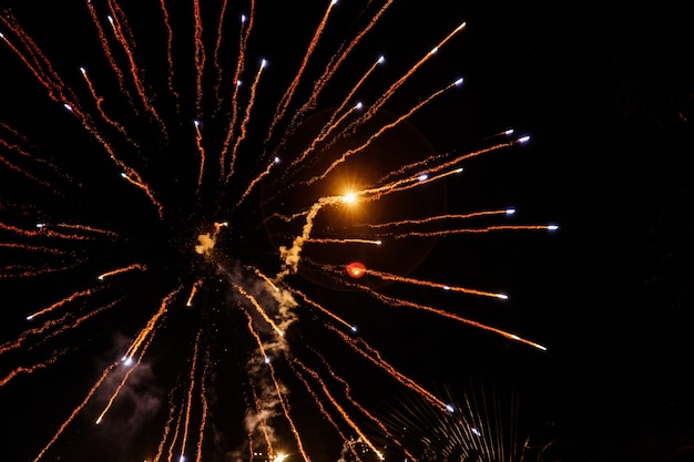 Feuerwerke fliegen wie Pfeile im Nachthimmel