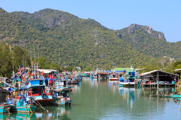 Kostenloses Foto fischerdorf in pran buri in der nähe von hua hin thailand