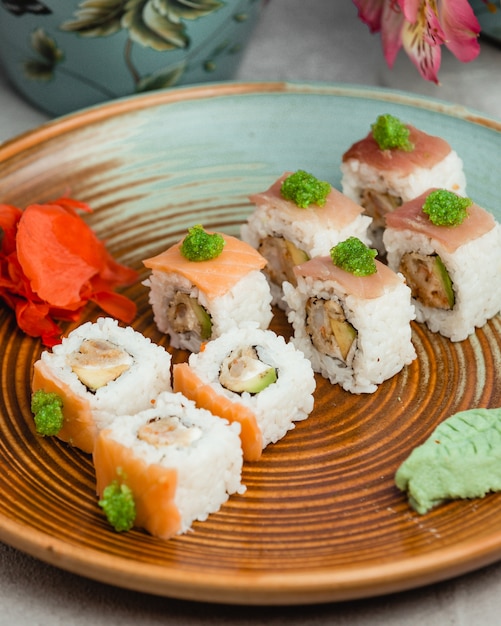 Fischsushi mit Reis und Wasabi