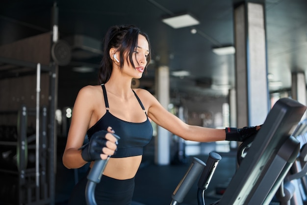 Kostenloses Foto fitnessfrau beim training auf dem laufband