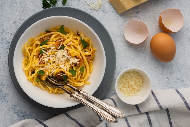 Kostenloses Foto flach gelegte spaghetti mit parmesanschale