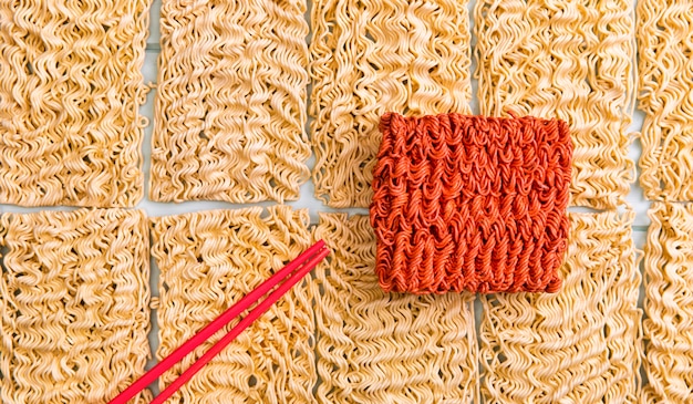 Kostenlose Foto flach legen sie grundlegende ramen mit roten nudeln