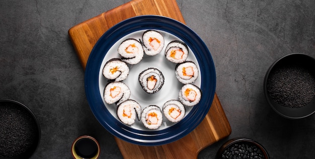 Kostenloses Foto flacher satz maki-sushi