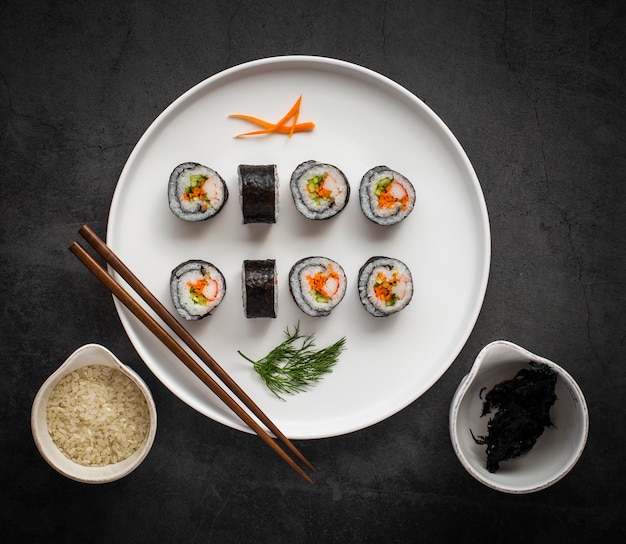 Kostenloses Foto flaches maki-sushi mit essstäbchen