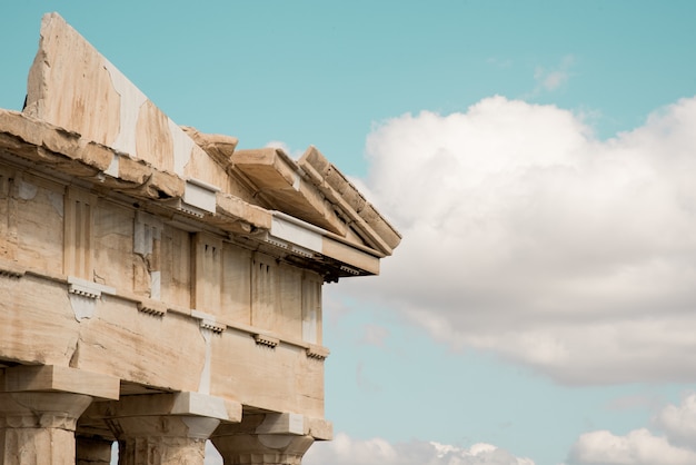 Kostenloses Foto flachwinkelaufnahme der säulen des akropolis-pantheons in athen, griechenland unter dem himmel