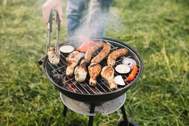 Kostenloses Foto fleisch auf grill in der natur