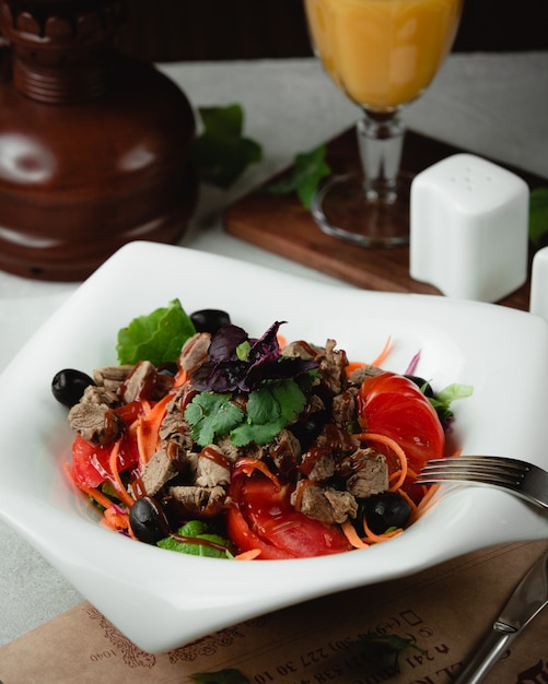 Fleischsalat mit Tomaten, Oliven und Kräutern