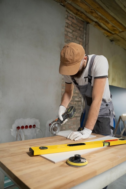 Kostenloses Foto fliesenleger arbeitet an der renovierung der wohnung