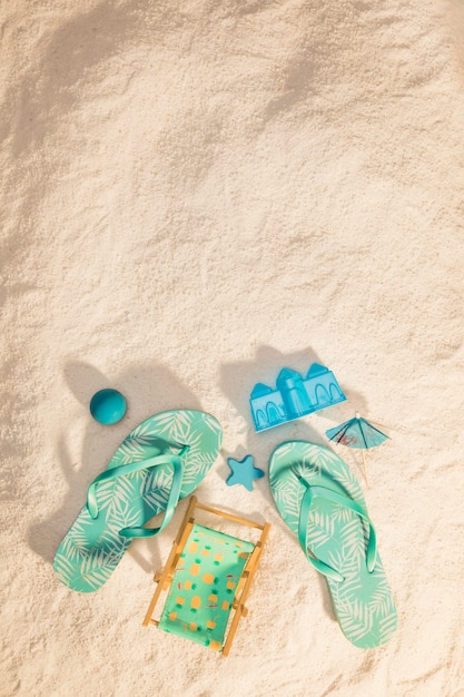 Kostenloses Foto flip flops und sandspielzeug am strand