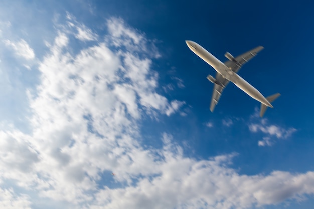 Kostenloses Foto flugzeug fliegen über himmel