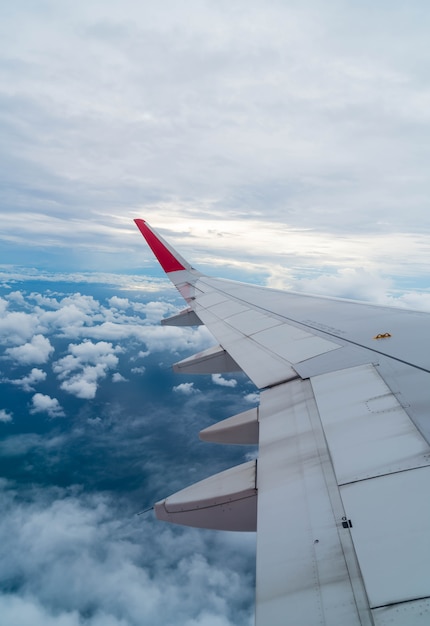 Kostenloses Foto flugzeug fliegen über wolken