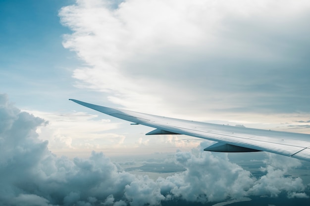 Kostenloses Foto flugzeug und große wolke