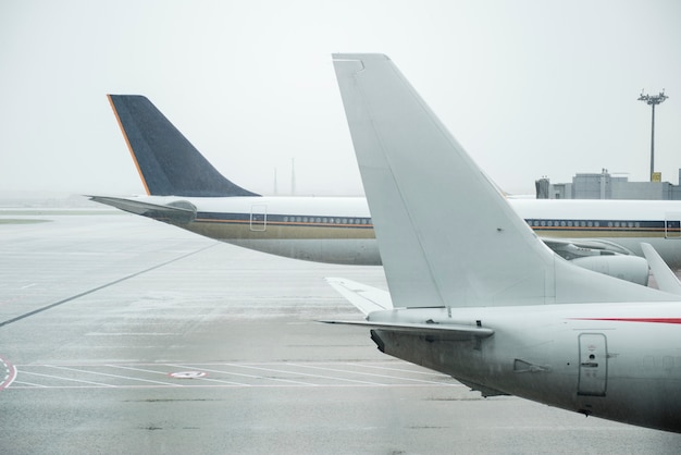 Kostenloses Foto flugzeuge in einem flughafen