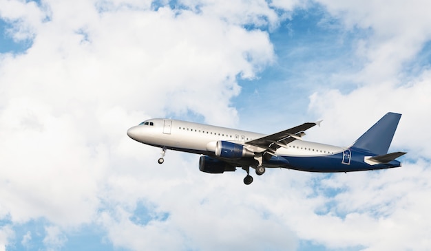 Kostenloses Foto flugzeugfliegen in einem bewölkten himmel