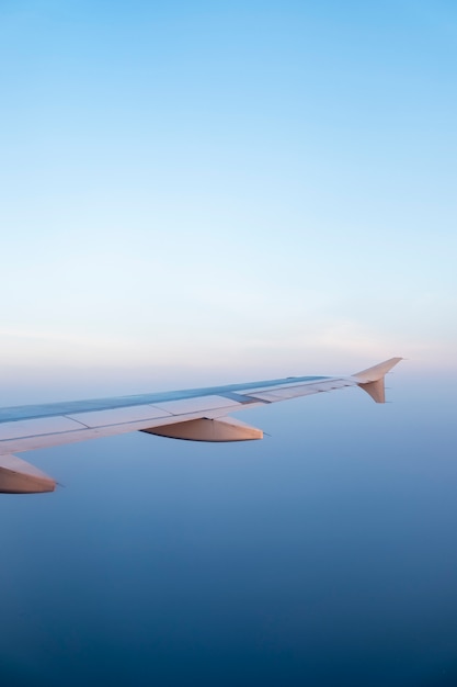 Kostenloses Foto flugzeugflügel und blauer himmel